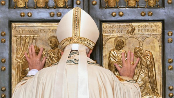 Папа Римский поцеловал ноги лидерам Южного Судана, призывая их к миру - «Новости дня»