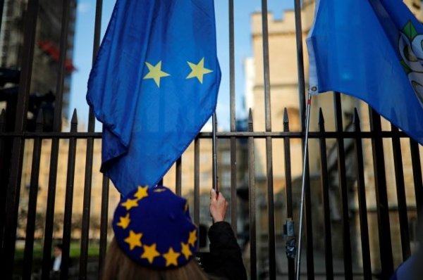Парламент Британии вновь отверг альтернативы сделки по Brexit - «Политика»