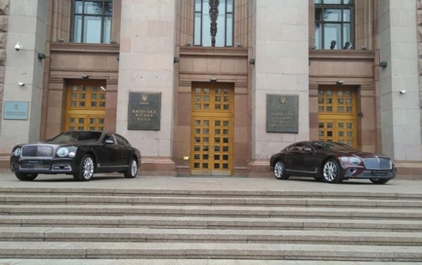 Перед Киевсоветом поставили два новых Bentley