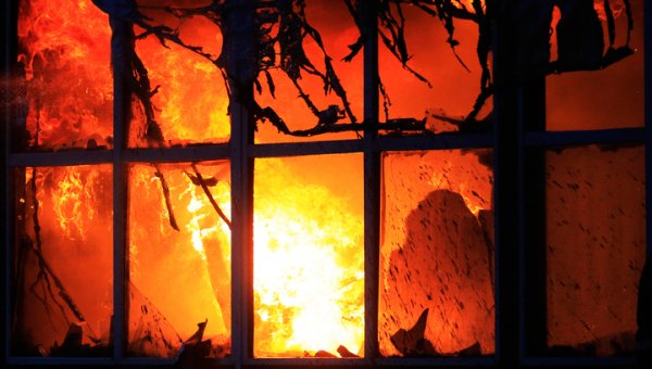 Пламя охватило заброшенный завод в Калининградской области - «Новости дня»