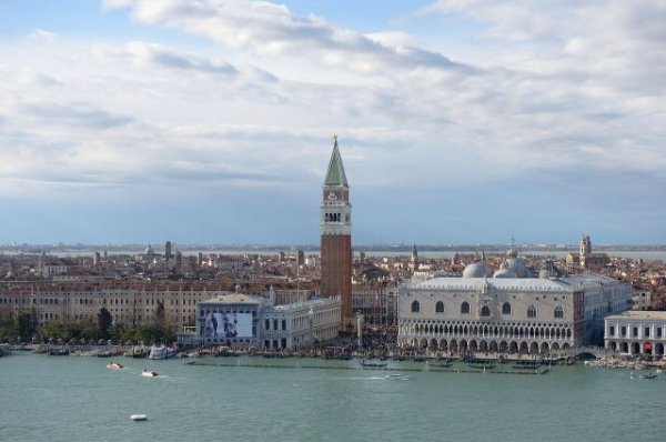 Площадь Святого Марка в Венеции полностью ушла под воду - «Политика»