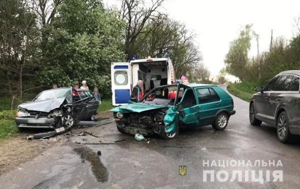 Под Черновцами столкнулись три авто: пятеро пострадавших