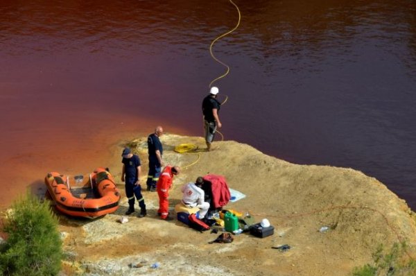 Полицейские нашли чемодан с останками женщины в ядовитом озере на Кипре - «Происшествия»