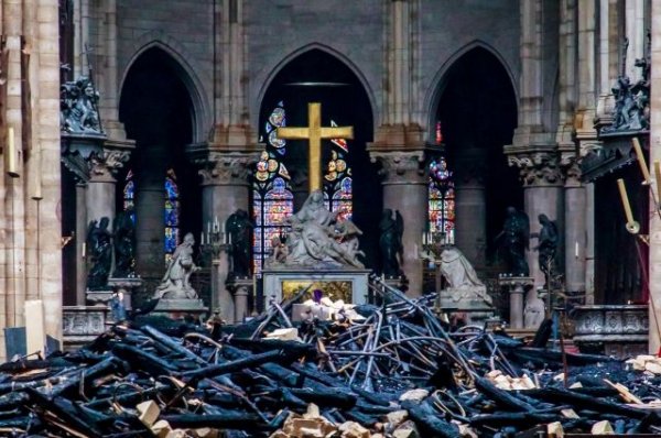 После пожара в Нотр-Даме нашли фигуру петуха, украшавшую шпиль собора - «Происшествия»