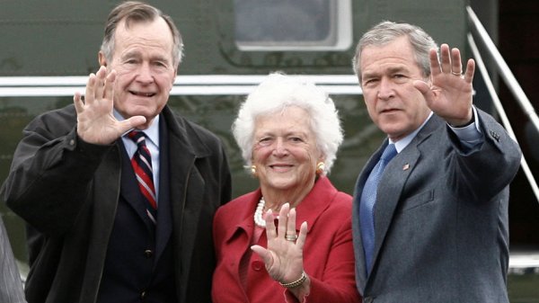 «Посмотрите, что я сделал с ее сыновьями»: Трамп ответил умершей Барбаре Буш - «Политика»