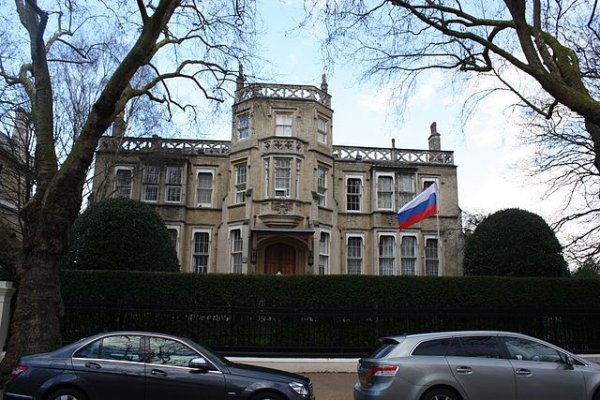 Посольство РФ заинтересовалось сведениями об «отравленных в Солсбери детях» - «Политика»