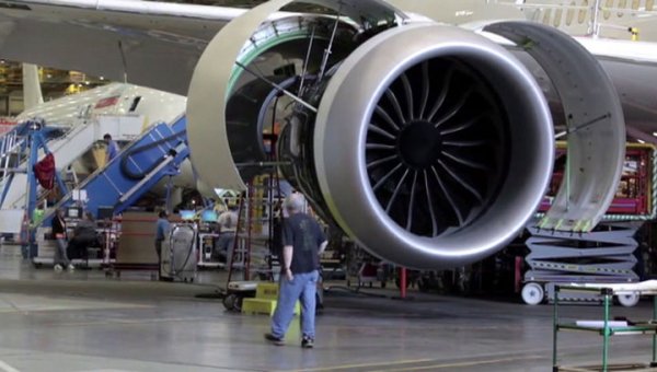 Появилось видео посадки в Йоханнесбурге лайнера Boeing 767 с горящим двигателем - «Новости дня»