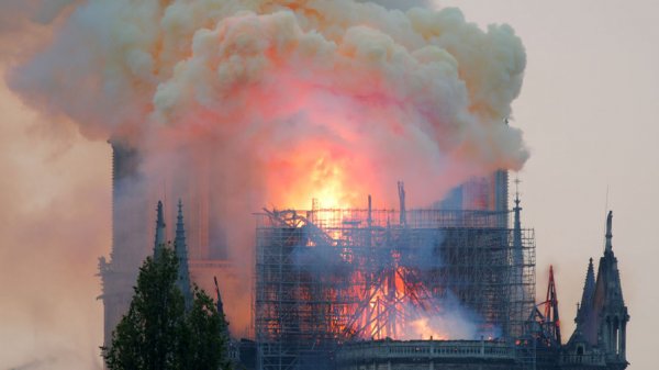 Пожар перекинулся на башни Нотр-Дам-де-Пари - «Новости Дня»