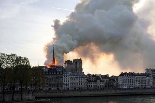 Пожар произошел в соборе Парижской Богоматери - «Происшествия»