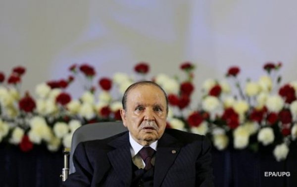 Президент Алжира после 20 лет правления заявил об отставке