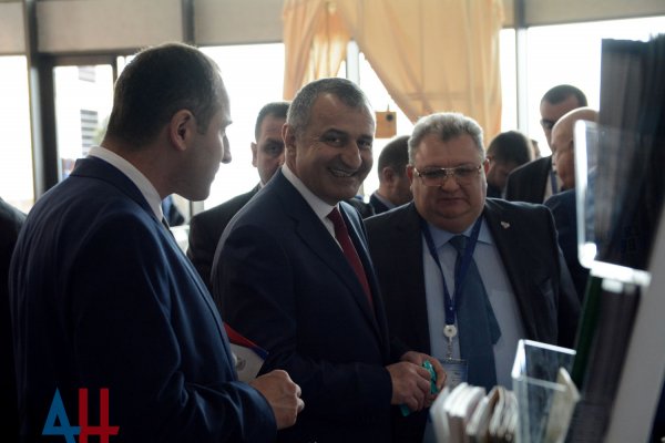 Президент Южной Осетии продегустировал продукцию товаропроизводителей ДНР на выставке в Ялте