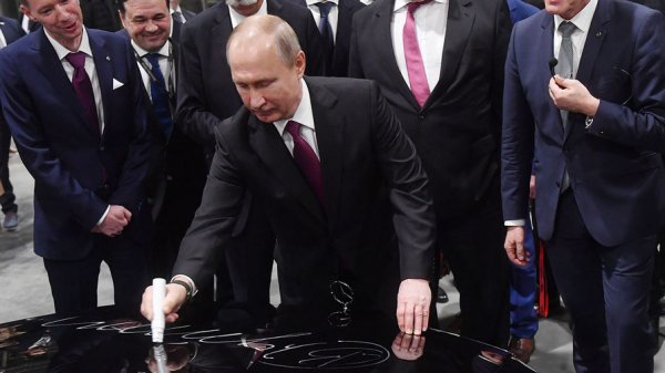 Путин оставил автограф на выпущенном в Подмосковье Mercedes - «Новости Дня»
