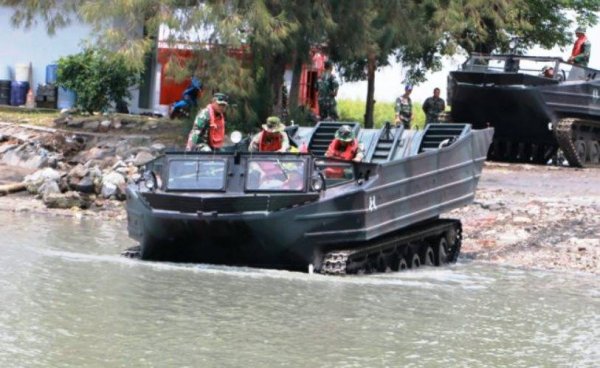 Раритетные плавающие транспортёры К-61 продолжают служить в Индонезии - «Военные действия»