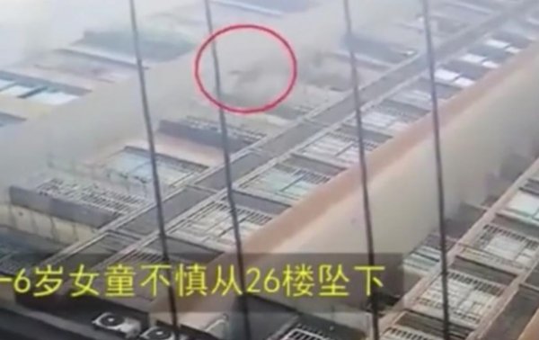 Ребенок выпал с 26 этажа и отделался переломом руки - (видео)