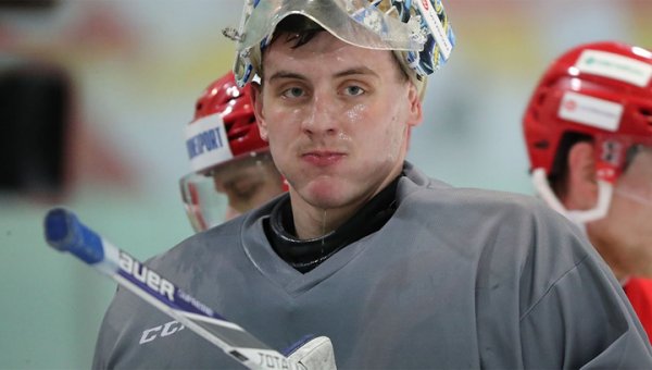 Российский хоккеист дисквалифицирован за бросок шайбы в болельщиков - «Новости дня»