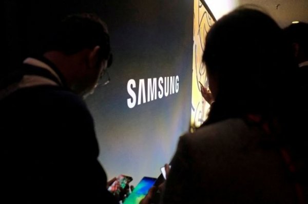 Samsung показала новый смартфон с поворотной камерой - «Происшествия»