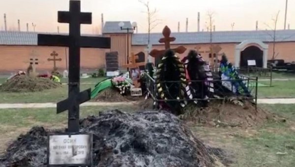 Сгорела могила Осина: следствие изучает - вандализм это или случайность - «Новости дня»