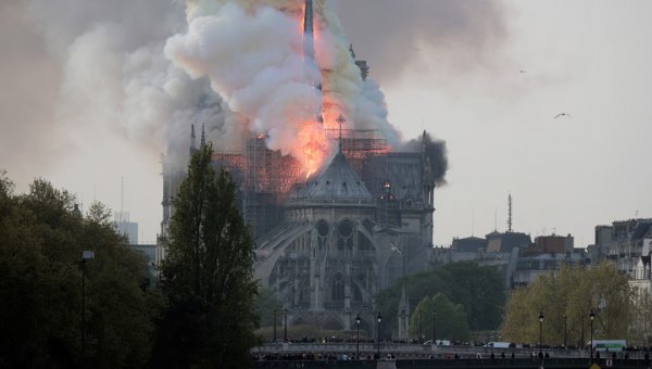 Собор Парижской Богоматери охвачен огнем - «Новости дня»