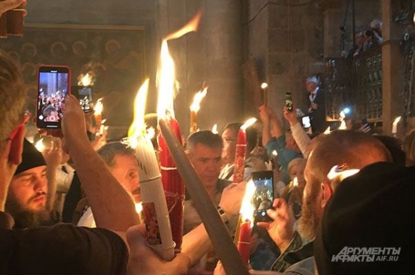 Спецборт с Благодатным огнем вылетел в Москву - «Политика»