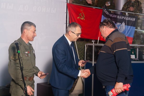 Спикер парламента ДНР наградил ветеранов-«афганцев» из РФ памятными медалями