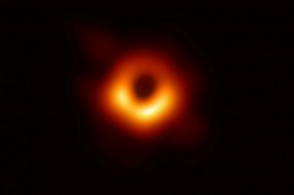 Ученые дали имя сфотографированной впервые в истории черной дыре - «Политика»