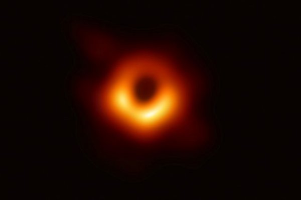 Ученые представили первое в истории изображение черной дыры - «Политика»