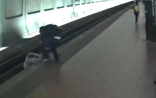 Упавшего на колею слепого мужчину вытащили за секунды до прибытия поезда - (видео)