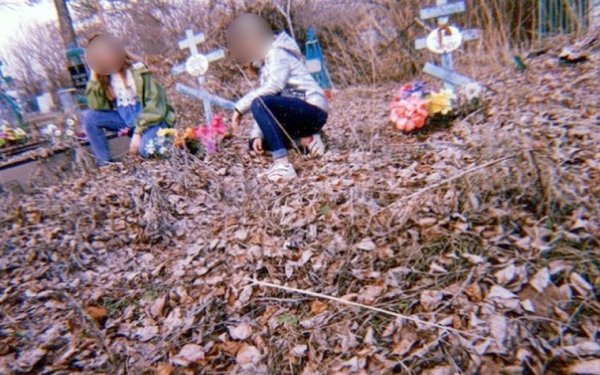 В Башкирии школьницы устроили фотосессию на кладбище - «Здоровье»