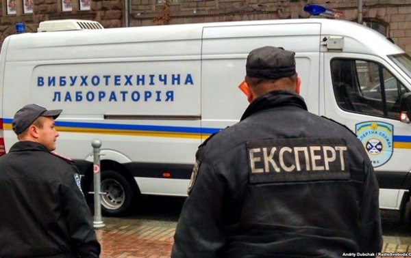 В центре Киева эвакуируют людей из-за "минирования"