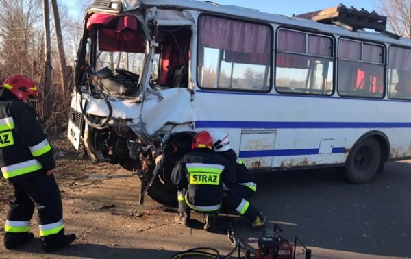 В Черниговской области автобус с пассажирами врезался в грузовик