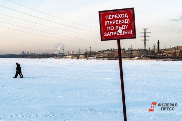 В Екатеринбурге двое мужчин утонули, катаясь на снегоходах