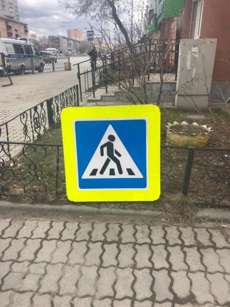 В Екатеринбурге на голову подростка упал дорожный знак