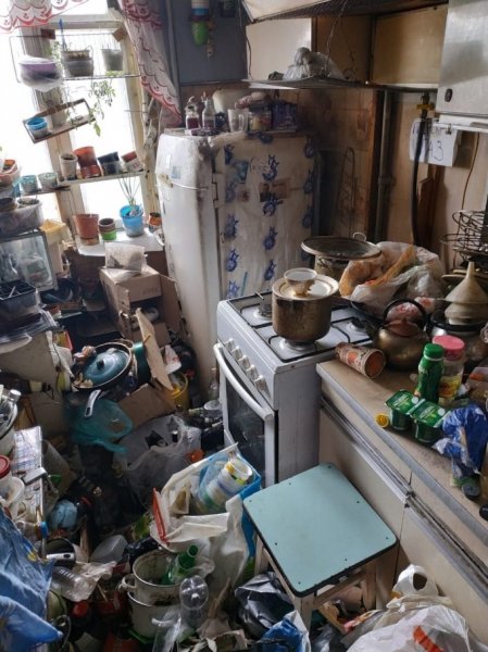 В Екатеринбурге пенсионерка завалила квартиру горами мусора