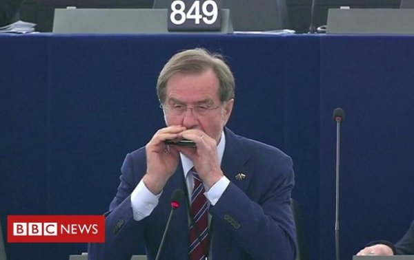 В Европарламенте депутат сыграл гимн ЕС на губной гармошке - (видео)