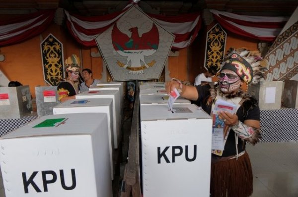 В Индонезии 92 сотрудника избиркома умерли от переутомления на выборах - «Происшествия»