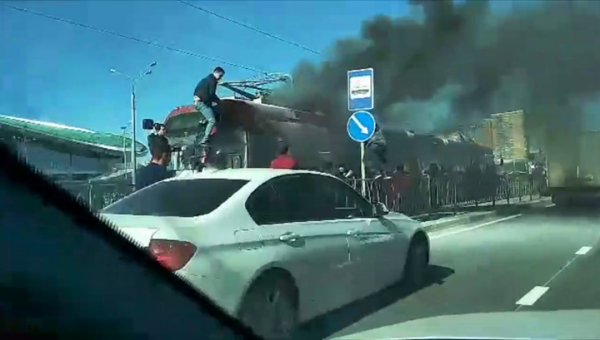 В Казани на ходу загорелся трамвай, пассажиры выбирались через разбитые окна - «Новости дня»