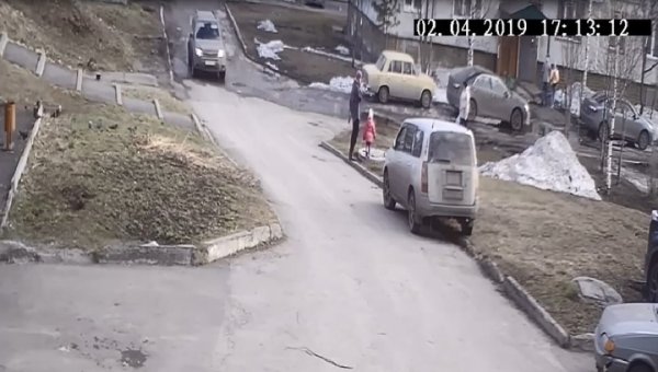 В Кемеровской области ребенок провалился в люк на глазах у матери. Видео - «Новости дня»