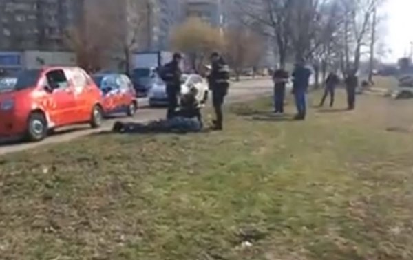 В Киеве курьер пиццерии умер за рулем авто - (видео)