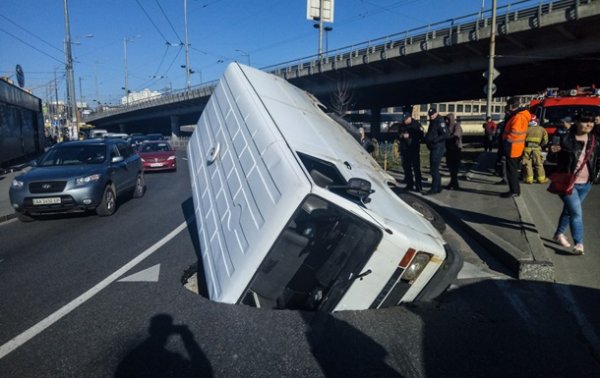 В Киеве микроавтобус "утонул" в яме посреди дороги - (видео)