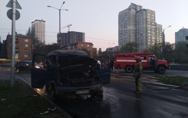 В Киеве на ходу загорелся микроавтобус Газель