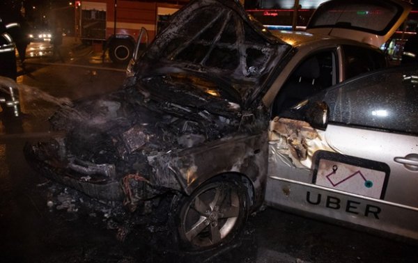 В Киеве столкнулись два такси: авто сгорели дотла - (видео)
