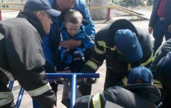 В Кировоградской области школьник застрял в уличном тренажере