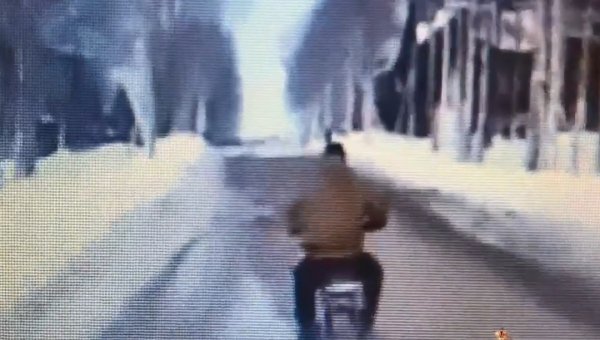 В Кировской области мотоциклист подрался с полицейским из-за средств защиты. Видео - «Новости дня»