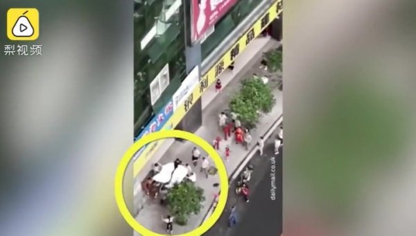 В Китае ребенок упал с 26 этажа и выжил - «Новости дня»