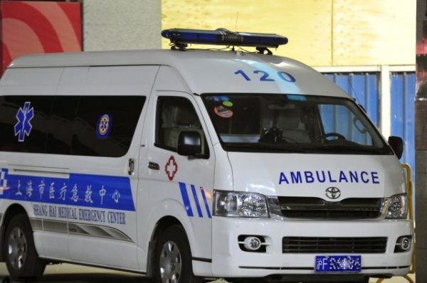 В Китае шесть человек пропали без вести из-за схода поезда с рельсов - «Политика»