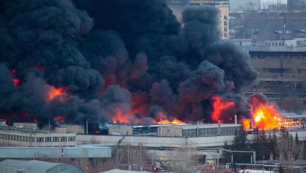 В МЧС назвали возможную версию пожара на заводе в Красноярске - «Новости дня»