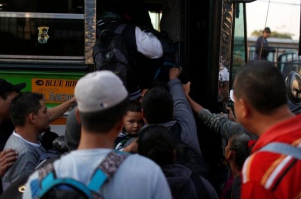 В Мексике стражи порядка задержали 338 иностранных мигрантов - «Политика»