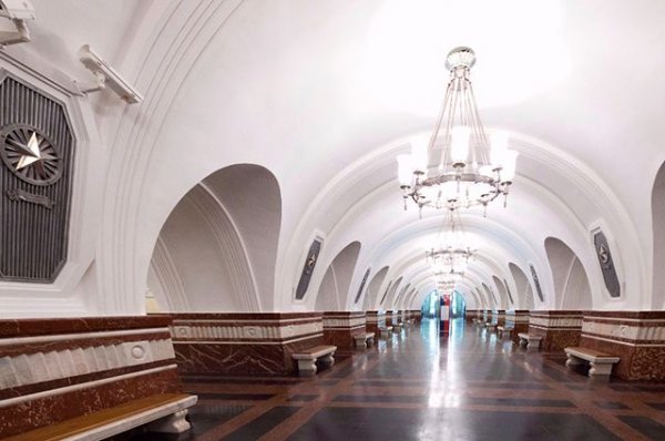 В Москве на станции метро «Фрунзенская» погибла упавшая на рельсы женщина - «Политика»
