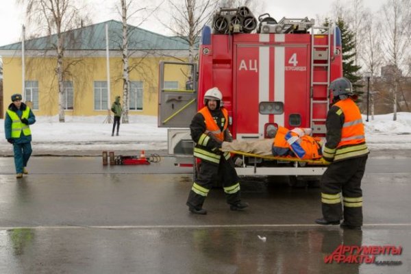 В Москве спасатели эвакуировали пять человек из горящей квартиры - «Политика»