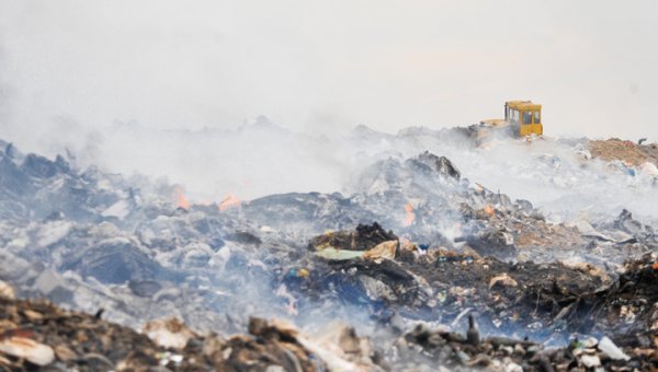В подмосковном Щелкове горит мусорная свалка - «Новости дня»